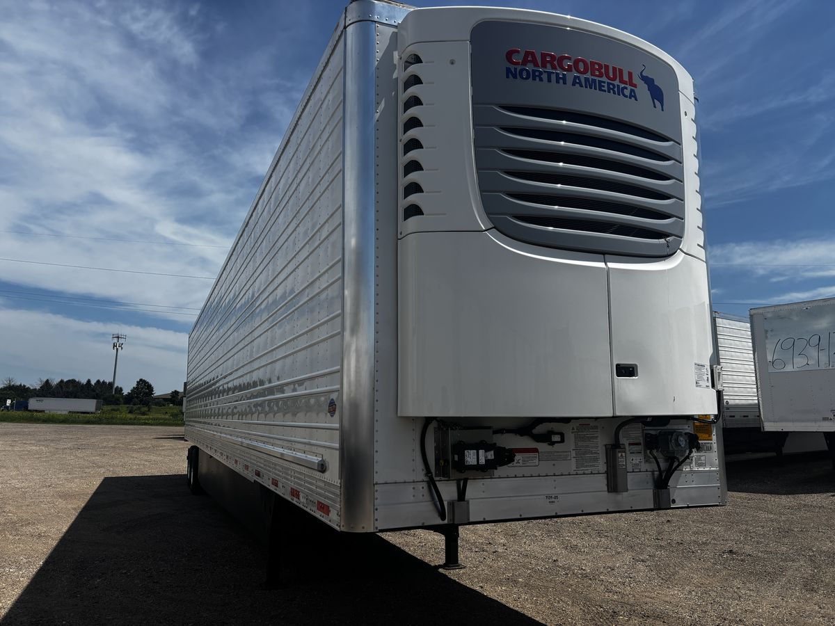Utility reefer trailer with a refrigeration unit